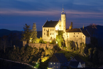 Fototapeta na wymiar Burg Gößweinstein bei Nürnberg in der fränkischen Schweiz in Bayern bei Nacht zur blauen Stunde