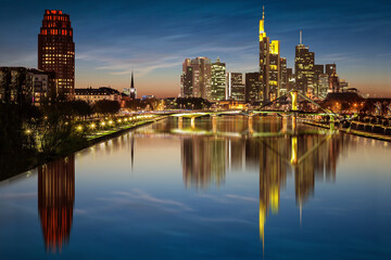 Obraz premium Skyline von Frankfurt bei Nacht zur blauen Stunde mit Spiegelung