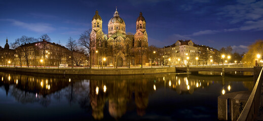 Fototapeta na wymiar München Lukaskirche bei Nacht zur blauen Stunde mit Spiegelung