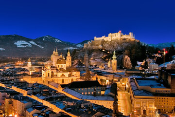 Obraz premium Salzburg in Österreich vom Mönchberg bei Nacht zur blauen Stunde