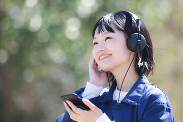 音楽を聴く女性