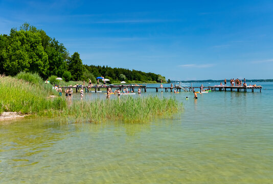 Chiemsee Gstad Bayern Baden Steg Menschen Schwimmen Sonne Urlaub Ferien Deutschland Bayrisches Meer Schilf Badende Plantschen Wassersport Stand up Paddeling Sonnenbad Kinder Badeanzug Schwimmen
