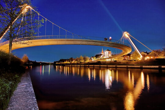 Fu&szlig;g&auml;ngerbr&uuml;cke Kelheim zur blauen Stunde