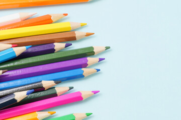 青い背景に置いたカラフルな色えんぴつ
