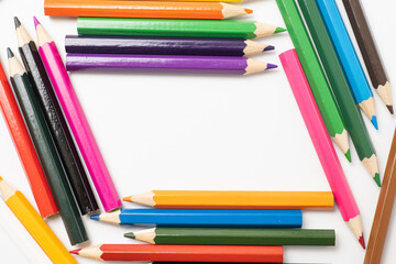 白い背景に複数置いた色鉛筆