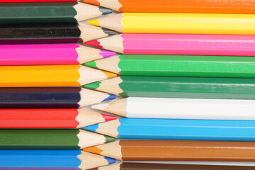 白い背景に複数置いた色鉛筆