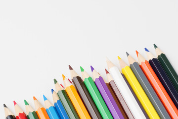 白い背景に複数置いた色鉛筆