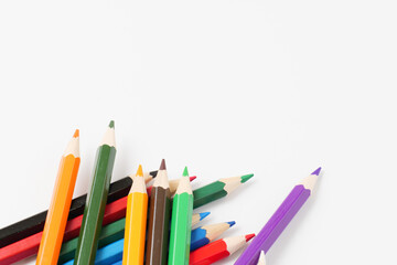 白い背景に複数置いた色鉛筆