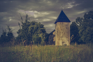 Kirchenturm von der Kirch des ehemaligen Dorfes Wollseifen in der Eifel.