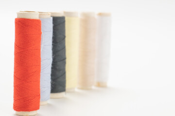 白いバックのカラフル縫い糸