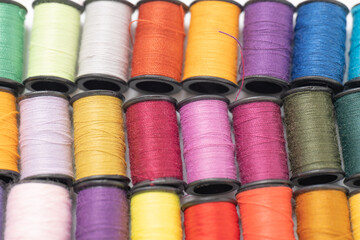 白いバックのカラフル縫い糸
