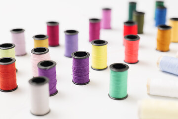 白いバックのカラフル縫い糸