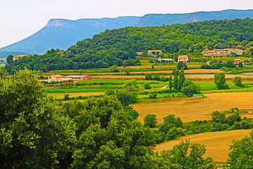 fondo natural con paisaje verde de montañas y campos