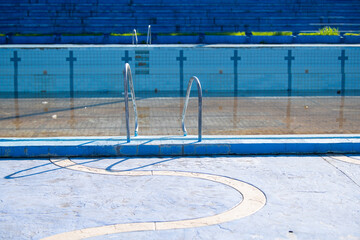 Obraz premium Damaged swimming pool. Old swimming pool with dirty water