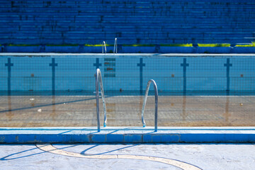 Obraz premium Damaged swimming pool. Old swimming pool with dirty water