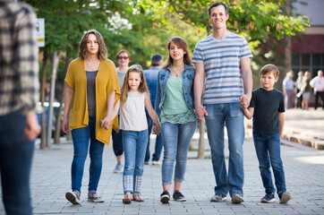 Obraz premium Friendly and positive family with children walking on vacation together