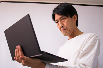 楽しそうにテレワークをする優しそうなお父さん（パパ）