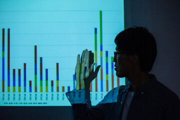 コロナウィルス(COVID-19)に関して説明する、浸しみやすい雰囲気の医者