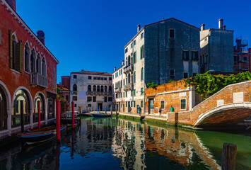 Fototapeta na wymiar View of canals and cityscape with colorful buildings in Venice, Italy