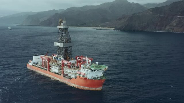 Drilling vessel for offshore oil and gas exploration and extraction in the coastal zone