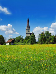 Fototapeta na wymiar Kirche in Landschaft