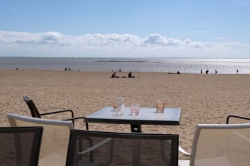 Table et chaises sur la grande plage de La Bernerie-en-Retz © Richard Villalon