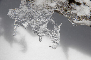 Nieve derritiendose en un soleado dia despues de una gran nevada en la Patagonia