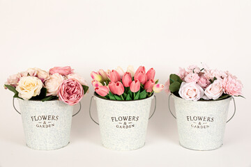 Maceteros con tulipanes rosas y peonías.