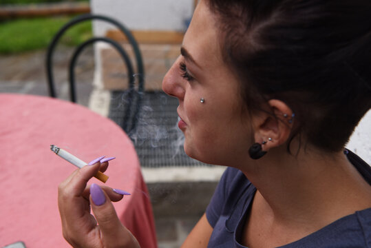 donna fumo fumatrice sigaretta fumare tabacco tabagismo sigarette 