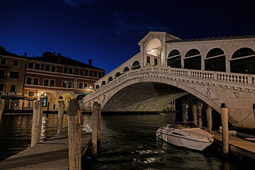 Fototapeta na wymiar View on Rialto Bridge in Venice without people during Covid-19 lockdown