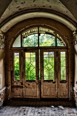 alte Tür eines verlassenem Hauses