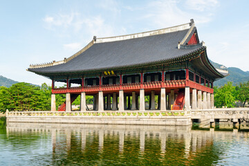 Obraz premium Gyeonghoeru Pavilion at Gyeongbokgung Palace, Seoul, South Korea