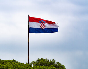 Bandera azul, rojo y blanco en Split, Croacia, verano de 2019