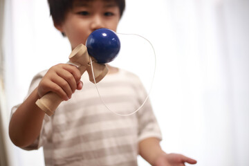 けん玉で遊ぶ男の子