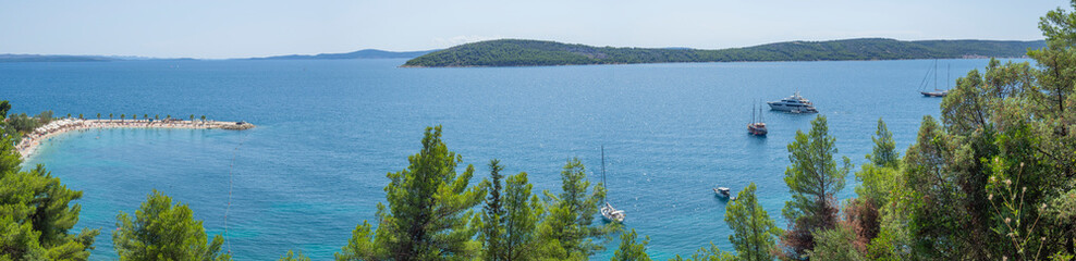 Fototapeta na wymiar Vistas de la costa de Split, desde la colina de Marjan en Croacia, verano de 2019