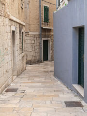 Vista de calle solitaria, estrecha en Split, Croacia, verano de 2019