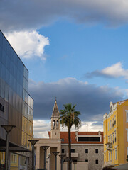 Paisaje urbano con un campanario al fondo y nubes oscuras en la ciudad de Split,  Croacia, verano...