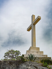 Vistas de una cruz con escaleras en un camino boscoso en el cerro de Marjan en Split, Croacia, verano de 2019