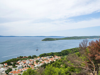 Fototapeta na wymiar Vistas desde Marjan, en la costa de Split, Croacia, sobre el agua azul, verano de 2019