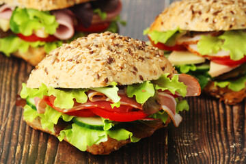 Two sandwiches with whole grain bread, ham and vegetables