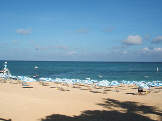 Obraz premium Uninhabited coast with parasols ～パラソルがある無人海岸