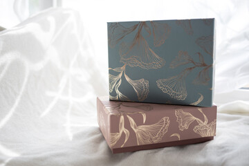 Blaue und pinke  Box mit Ornamenten als Geschenk