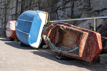 Dos botes de remo para pesca.