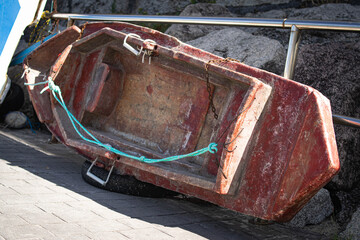 Bote de remo antiguo para pesca
