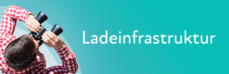 Ladeinfrastruktur. Mann mit Fernglas aus Vogelperspektive. Beobachtung, Draufsicht, Panorama....