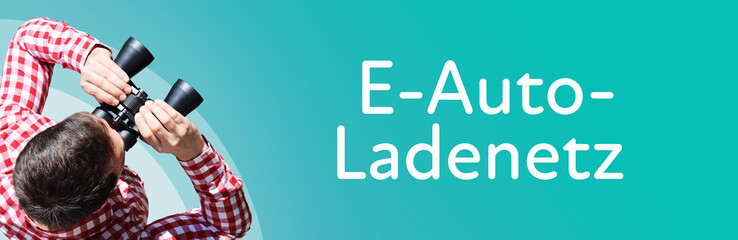 Fototapeta premium E-Auto-Ladenetz. Mann mit Fernglas aus Vogelperspektive. Beobachtung, Draufsicht, Panorama. Business Text auf blau. Statistik, Wirtschaft