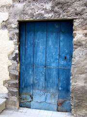 Puerta de  madera azul en una casa de piedra, Puerta antigua.