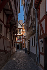 Fototapeta na wymiar Einsame Straße in der Altstadt von Herborn in Hessen, Deutschland 