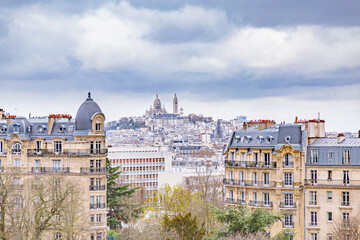 Vue sur le Sacré Cœur depuis le parc des Buttes-Chaumont