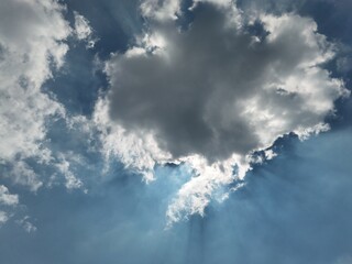 Naklejka na ściany i meble cielo con nubi e raggi di sole